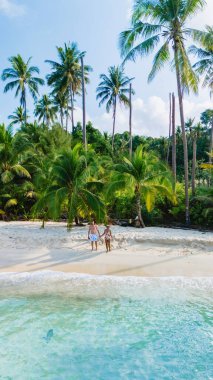 Tayland 'daki Koh Kood Adası' nın dingin güzelliğini keşfedin. Yumuşak kumların temiz sularla buluştuğu, sallanan palmiye ağaçlarıyla çerçevelendiği ve herkesin keyif alması için güzel bir manzara yarattığı yer.