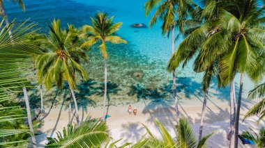 Kendinizi Tayland 'daki Koh Kood Adası' nın nefes kesici doğal güzelliğine daldırın. Orada kristal berrak turkuaz suları ve sallanan gür palmiye ağaçları bulabilirsiniz.