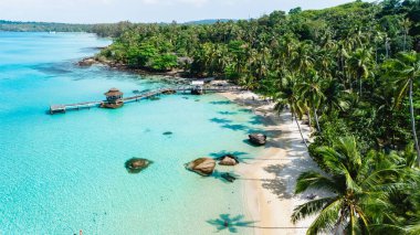 Tayland 'daki Koh Kood Adası' nda bulunan nefes kesici tropikal cennetin nefes kesici hava manzarası kristal berrak sularını ve yemyeşil sularını güzel bir şekilde sergiliyor.