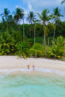 Tayland 'daki Koh Kood Adası' nda dingin plajlar, turkuaz sular ve canlı palmiye ağaçları, seyahat meraklıları ve doğa severler için mükemmel bir kaçış yeri haline getiriyor.