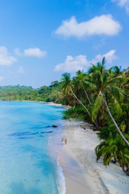 Tayland 'daki Koh Kood Adaları' nın berrak suları ve bereketli palmiye ağaçları ile nefes kesici manzarasını tecrübe edin. Nihai rahatlama için mükemmel bir cennet yaratıyor.