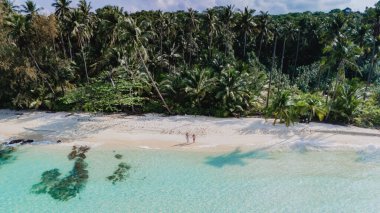 Tayland 'daki Koh Kood Adası' nın bu çarpıcı hava görüntüsü el değmemiş plajını ve gür palmiye ağaçlarını sergiliyor. Rahatlamanın güzellikle buluştuğu mükemmel bir tropikal kaçışı simgeliyor.