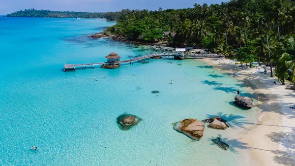 Tayland 'daki Koh Kood Adası' nın nefes kesici hava fotoğrafına hayret verici berrak sularını, el değmemiş kumlu sahillerini ve etrafını saran yemyeşil bolluğu sergiliyor.