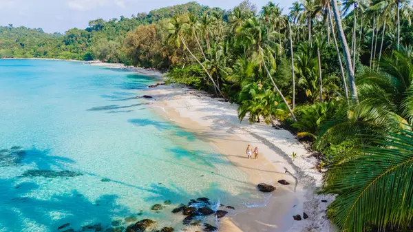 Tayland 'ın gür yeşillik ve berrak sularıyla çevrili Koh Kood Adaları' nın büyüleyici hava manzarasını deneyimleyin. Sizi cennetini keşfetmeye davet ediyor.