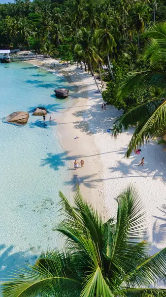 Koh Kood Adaları 'nın nefes kesici hava manzarasını deneyimleyin el değmemiş plajları büyüleyici turkuaz suları, durgun kıyıları ve güzel Tayland' daki yemyeşil palmiye ağaçlarını.