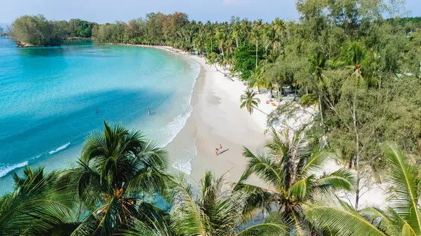 Tayland Körfezi 'nde yuva yapmış olan Koh Kood Adası, çarpıcı beyaz kumlu plajlar, dingin turkuaz sular ve canlı palmiye ağaçları ile övünür. Rahatlama ve macera arayışları için mükemmel..