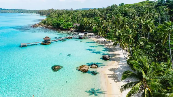 Tayland 'daki Koh Kood Adası' nda bulunan nefes kesici tropikal cennetin nefes kesici hava manzarası kristal berrak sularını ve yemyeşil sularını güzel bir şekilde sergiliyor.