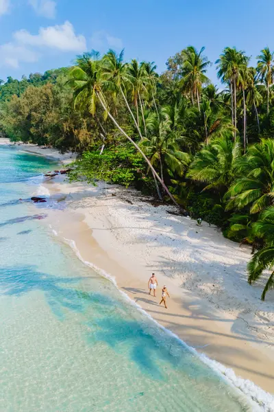 Tayland 'ın güzel Koh Kood Adası' nda sakin, manzaralı bir sahil yürüyüşünün tadını çıkarın. Titrek palmiyeler ve okyanusun saf, kristal berrak sularıyla kaplı.
