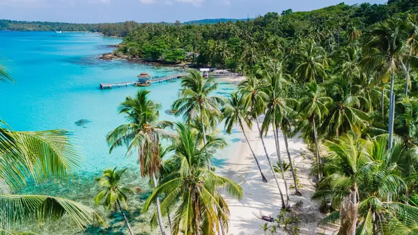 Tayland 'daki Koh Kood Adası' nın nefes kesen hava manzarasını deneyin. Berrak palmiye ağaçları, el değmemiş plajlar ve berrak turkuaz sularda keşfedilecek ve tadını çıkarılacak tropik cennet.