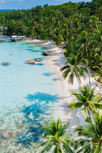 Tayland 'daki Koh Kood Adası' nın nefes kesici hava manzarasını seyret. Saf kumsalları, kristal turkuaz suları ve rüzgarda sallanan yemyeşil palmiye ağaçları.