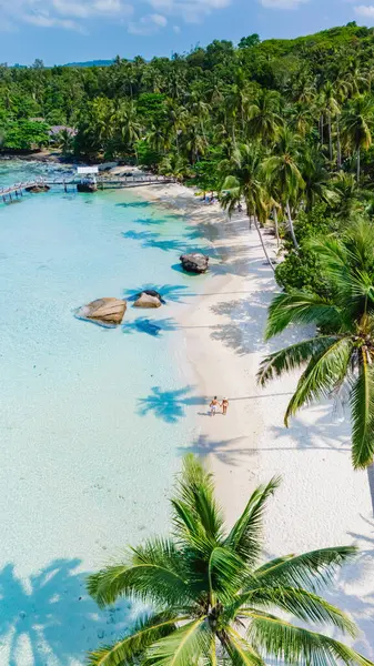 Tayland 'daki Koh Kood Adası berrak suları, beyaz kumları ve canlı palmiye ağaçlarının nefes kesici hava manzaralarını sunar. Kaçış ve rahatlama için mükemmel bir tropik cennet.