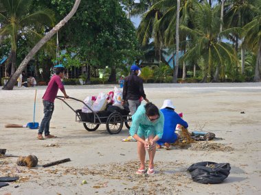 Koh Kood, Tayland, 13 Mart 2025, adanmış gönüllüler kumlu kıyılarda toplanarak çöpleri temizlemek için birlikte çalışıyorlar..