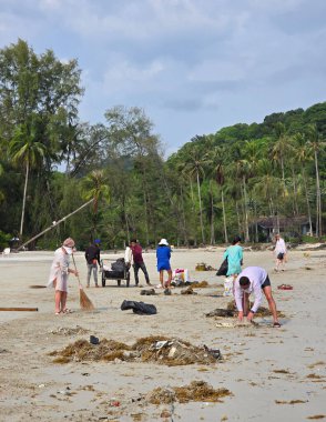 Koh Kood, Tayland, 13 Mart 2025. Yerel gönüllüler el değmemiş plajları plastik ve çöplerden temizlemek için bir araya geldiler.