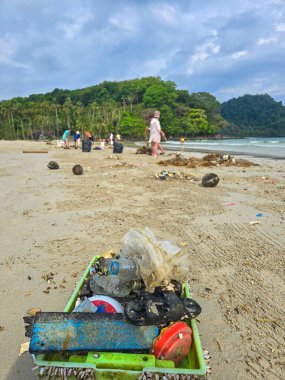 Koh Kood, Tayland, 13 Mart 2025. Gönüllüler sahili temizlemek ve çöpleri ve plastikleri toplamak için toplandılar.