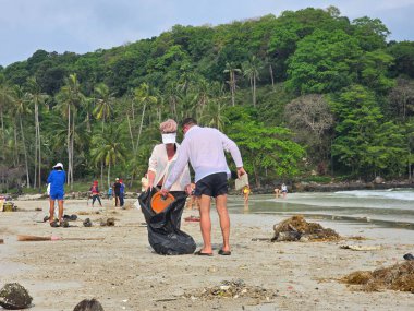 Koh Kood, Tayland, 13 Mart 2025. Gönüllüler çarpıcı sahil şeridini korumak için plaj temizliğine katılıyor. Etkinlik çevre bilinci ve toplum katılımını teşvik ediyor.