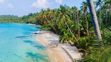 Bu hava manzarasında Koh Kood Adası Tayland turkuvaz suları ve gür palmiye ağaçları rahatlama ve rahatlama için mükemmel bir tropik cennet sergilenmektedir.