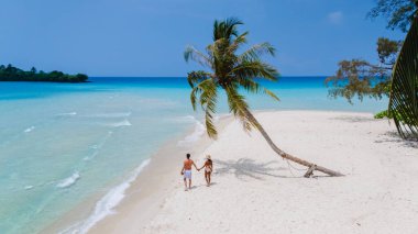 Koh Kood Adası Tayland 'ın yumuşak, beyaz kumları arasında el ele yürür. Muhteşem turkuvaz suları ve bereketli palmiye ağaçları arasında mükemmel bir şekilde yuva kurar. Nefes kesici bir cennet manzarası yaratırlar.