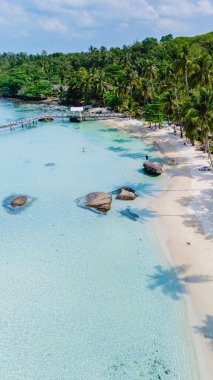 Tayland 'ın Koh Kood Adası' nda sakin bir plaj hayal edin. Kristal berrak suları ve yemyeşil yemyeşil, rahatlama ve macera için mükemmel, doğa ve açık hava aktiviteleri için ideal.