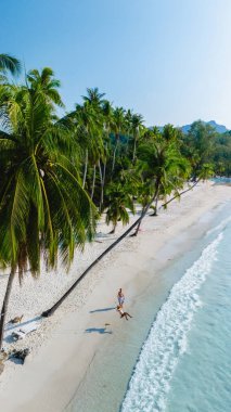 Güneş tarafından öpülen kumlar ve sallanan palmiye ağaçları Koh Kood Adası 'nda sakin bir sahil oluşturur. Ziyaretçiler, kristal berrak suların ve Tayland 'da rahatlama ve macera için mükemmel olan huzurlu çevrenin tadını çıkarıyorlar.
