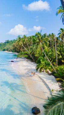 Tayland 'daki Koh Kood Adası' nda gerçekten tenha bir sahilin nefes kesen manzarasını keşfedin, bereketli palmiye ağaçları, el değmemiş kumlar ve okyanusun büyüleyici kristal berrak suları sergilenmektedir.
