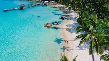 Sakin plajı ve turkuaz sularıyla Koh Kood Adası 'nın nefes kesici hava manzarası rahatlama, macera ve unutulmaz anıları için mükemmel tropik cennet.