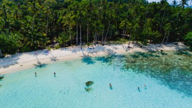 Bu hava görüntüsü büyüleyici kristal berrak suları ve Tayland 'daki Koh Kood Adası' nın el değmemiş kumlu plajlarını gözler önüne seriyor. Yaz gezginleri ve barışçıl kaçış aşıkları için ideal.