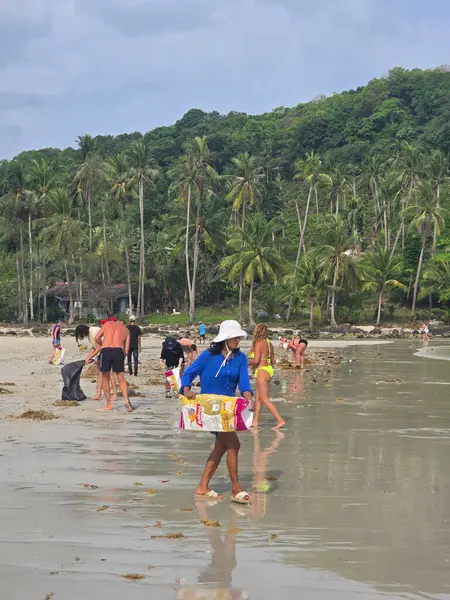 Koh Kood, Tayland, 13 Mart 2025, yerel halk ve turistler atık çöp ve plastik toplamak için kumsalda toplandılar.