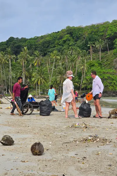 Koh Kood, Tayland, 13 Mart 2025. Gönüllüler plaj temizleme faaliyetlerinde bulunuyorlar. Çöpleri topluyorlar ve bu tropik cennetin doğal güzelliklerini koruyorlar..