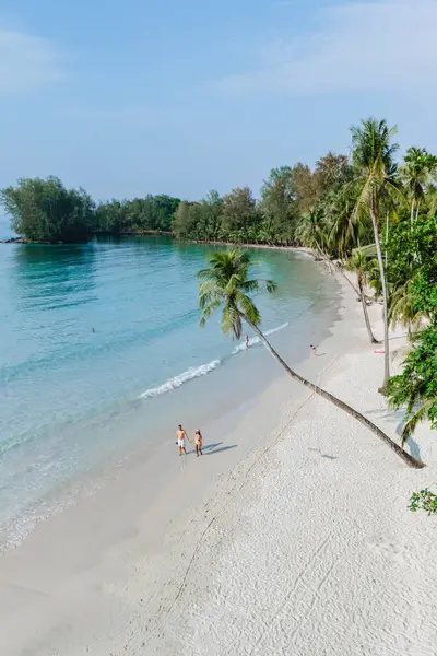 Tayland 'daki Koh Kood Adası' nın sakin kıyıları boyunca uzanan parlak kum, ziyaretçilerin sallanan palmiye ağaçlarının altında dolaştığı yerdir. Rahatlamak ve keşfetmek için mükemmel bir cennet..