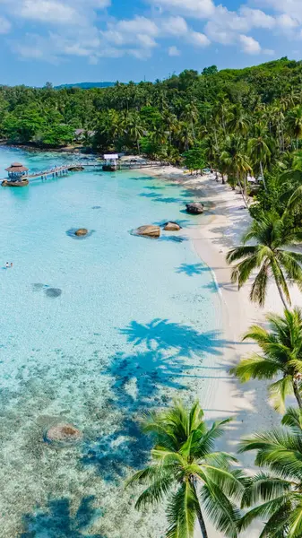 Koh Kood Adası, Tayland 'ın nefes kesici güzelliğini keşfedin. Kristal berrak suları ve gür palmiye ağaçları, gerçeklikten kaçmak ve doğanın tadını çıkarmak için mükemmel egzotik bir cennet.