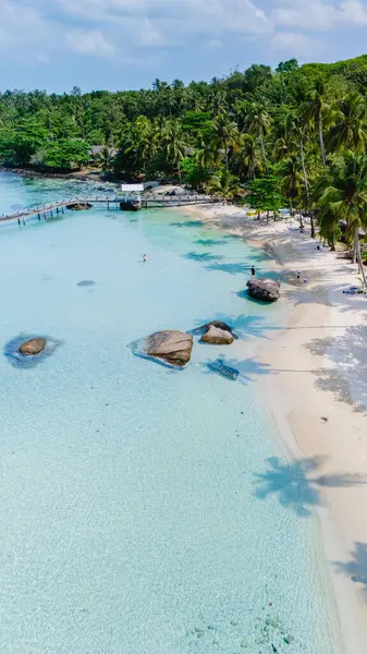 Tayland 'ın Koh Kood Adası' nda sakin bir plaj hayal edin. Kristal berrak suları ve yemyeşil yemyeşil, rahatlama ve macera için mükemmel, doğa ve açık hava aktiviteleri için ideal.