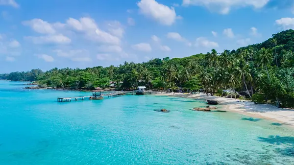 Tayland 'daki Koh Kood Adası' nın nefes kesici güzelliğini deneyimleyin, yemyeşil suları, berrak suları ve sakin plajları, rahatlama ve nihai kaçış için mükemmeldir.