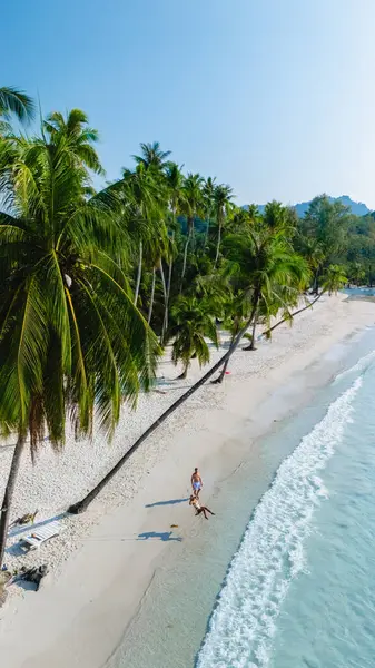 Güneş tarafından öpülen kumlar ve sallanan palmiye ağaçları Koh Kood Adası 'nda sakin bir sahil oluşturur. Ziyaretçiler, kristal berrak suların ve Tayland 'da rahatlama ve macera için mükemmel olan huzurlu çevrenin tadını çıkarıyorlar.