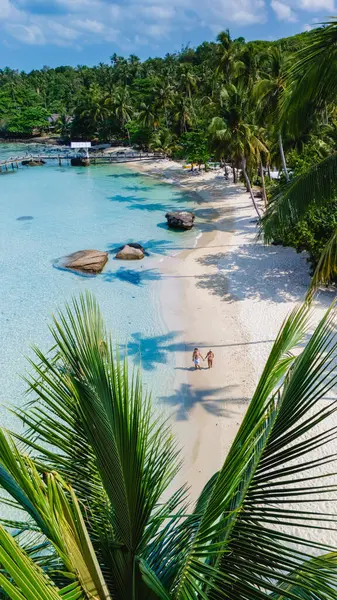 Tayland 'daki Koh Kood Adası' nın güzelliğini tecrübe edin. Orada altın kumlarda dinlenebilir, berrak sularda yüzebilir ve ılık tropik esintide sallanan uzun palmiye ağaçlarını görebilirsiniz.