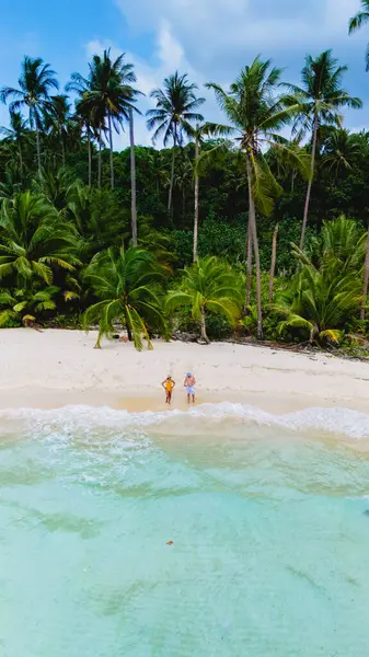 Tayland 'daki Koh Kood Adası' nın el değmemiş, yumuşak kumlarında yürürken saf sükuneti tecrübe etmek hem kumsal aşıkları hem de doğa meraklıları için bir hayaldir.