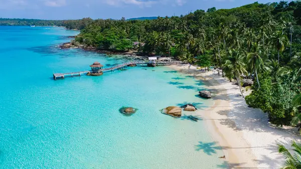 Bu çarpıcı hava fotoğrafı Koh Kood Adası Tayland 'ın doğal güzelliğini yakalıyor, kumlu sahillerini, turkuaz sularını ve bereketli palmiye ağaçlarını sergiliyor, güzel bir cennet yaratıyor.
