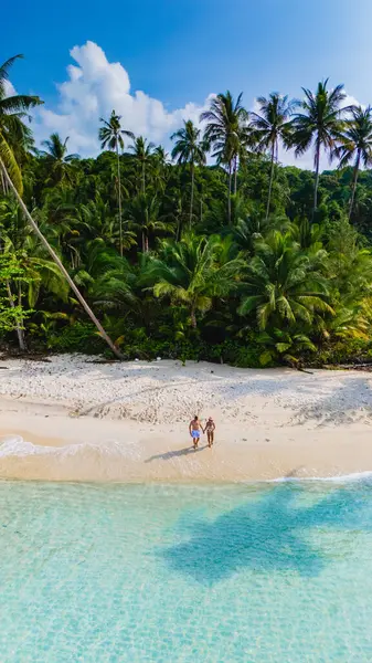 Tayland 'daki Koh Kood Adası' nın el değmemiş güzelliğini keşfedin. Berrak turkuaz suların yemyeşil tropikal manzaralarla buluştuğu ve onu dinlenmek isteyen gezginler için bir cennet haline getirdiği yer.