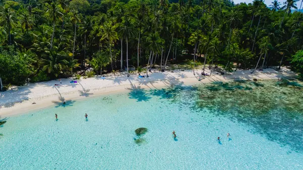 Bu hava görüntüsü büyüleyici kristal berrak suları ve Tayland 'daki Koh Kood Adası' nın el değmemiş kumlu plajlarını gözler önüne seriyor. Yaz gezginleri ve barışçıl kaçış aşıkları için ideal.