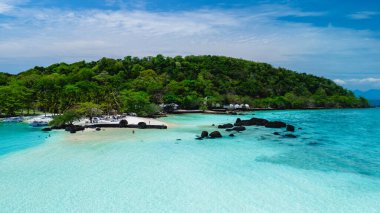 Yumuşak kumlu plajlar ve kristal berrak sularla Koh Kham Adası Tayland 'ın sakin cazibesini deneyin. Ziyaretçiler yemyeşil ve kayalık oluşumlar arasında boş aktivitelerin keyfini çıkarıyorlar.