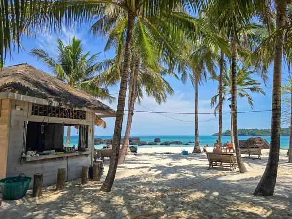 Tayland 'daki Koh Kham Adası' nın dingin güzelliğini keşfedin. Altın kumlar ve sallanan palmiye ağaçları mükemmel bir tropikal cennet yaratır. Kristal berrak suların ve sakin atmosferin tadını çıkar..