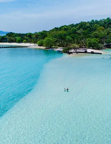 Tayland 'daki Koh Kham Adası' nın etrafını kristal berraklığında su kaplıyor ve mükemmel bir geri çekilme imkanı sunuyor. Ziyaretçiler tropik güneşin altında yüzmeyi ve güneşlenmeyi seviyorlar. Güzelliğe dalmış haldeler..