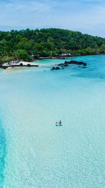 Kristal berrak sular, ziyaretçileri sakin kıyıların yemyeşil ile buluştuğu Koh Kham Adası Tayland 'a davet ediyor. Tropikal güneşin altında rahatlama ve keşif için mükemmel..