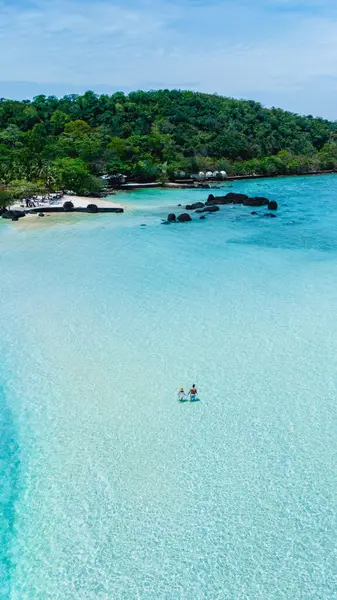 Kristal berrak sular, ziyaretçileri sakin kıyıların yemyeşil ile buluştuğu Koh Kham Adası Tayland 'a davet ediyor. Tropikal güneşin altında rahatlama ve keşif için mükemmel..