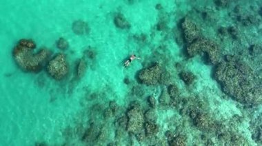 Tayland 'daki Koh Kood Adası' nın nefes kesici güzelliğini, berrak sularda şnorkelle yüzerken tecrübe edin. Bu tropikal cennette canlı deniz yaşamını ve şaşırtıcı mercan resiflerini keşfedin..