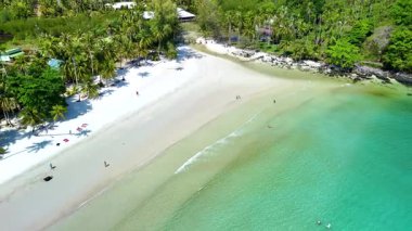 Koh Kood Adası Tayland 'ın berrak sularıyla beyaz kumlu sahillerin buluştuğu sakin manzarasını deneyin..