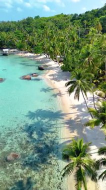 Tayland 'daki Koh Kood Adası' nın sakin güzelliğini keşfedin. Beyaz kumlu plajlar, rüzgarda sallanan palmiyeler ve kristal berraklığında turkuaz sular..