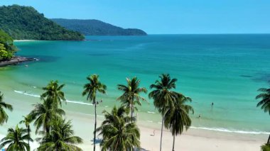 Sallanan palmiye ağaçlarının el değmemiş plajlar oluşturduğu Koh Kood Adası Tayland 'ın sakin kıyılarını keşfedin. Kristal berraklığında turkuaz okyanus ziyaretçileri güneş altında yüzmeye ve dinlenmeye davet ediyor..