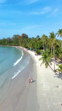Tayland 'daki Koh Kood Adası' nda turkuvaz sularının yumuşak beyaz kumlarla buluştuğu yerde dolaşın. Esintide sallanan gür palmiye ağaçları dinlenmek için mükemmel huzurlu bir cennet yaratıyor..
