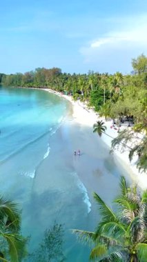 Turkuaz suların altın kumlarla buluştuğu Koh Kood Adası Tayland 'ın sakin manzaralarını keşfedin. Sallanan palmiyelerin altında rahatlayın ve bu tropik cennetin huzurlu atmosferinin tadını çıkarın..