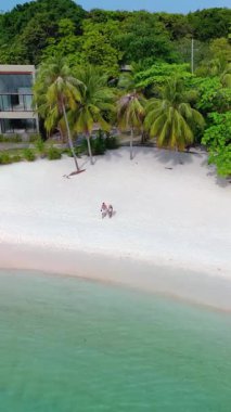Tayland 'daki Koh Kham Adası' nın güzelliğine tanık olun. Ziyaretçiler yumuşak, beyaz kumlarda geziniyor..